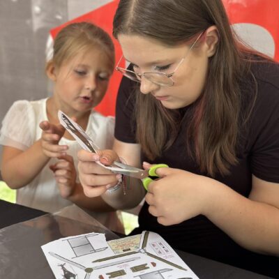 Dziewczyny wycinają modele