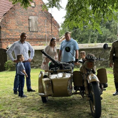 Motor z dawnych lat, ludzie oglądają go