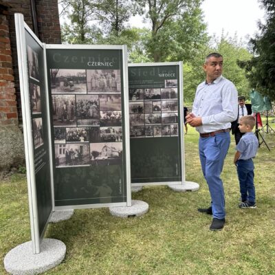 Mężczyzna ogląda wystawę