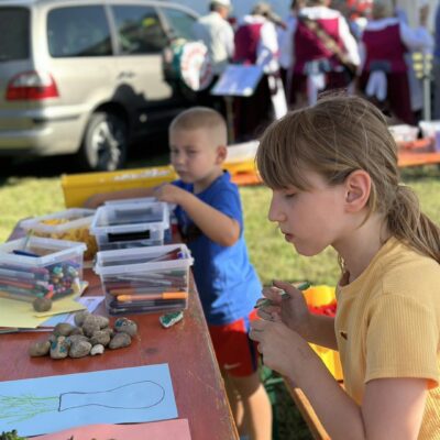 Przegląd Zespołów Folklorystycznych o Puchar Wójta Gminy Lubin. Dzieci podczas warsztatów.