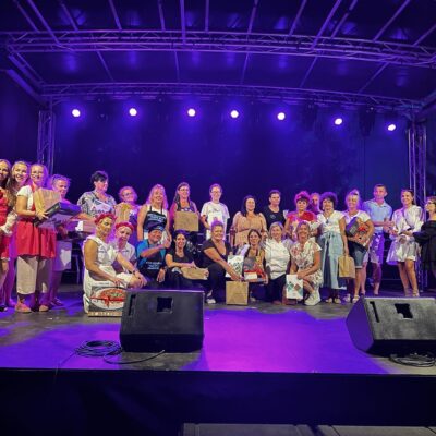 Wspólne zdjęcie laureatów poszczególnych konkursów na scenie