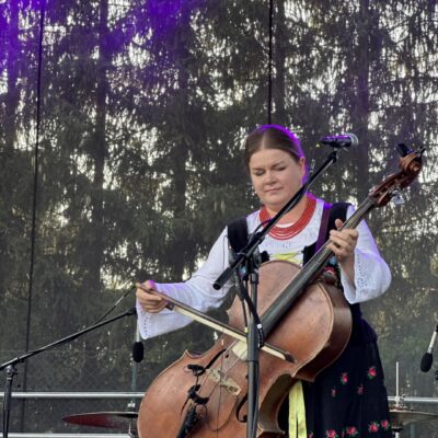 Kobieta z zespołu Trebunie Tutki, grająca na wiolonczeli