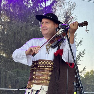 Skrzypek zespołu Trebunie Tutki podczas koncertu