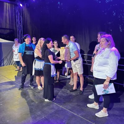 Kolejne osoby odbierające swoje nagrody