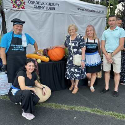 Wspólne zdjęcie uczestników i jury