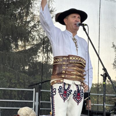 Wokalista zespołu Trebunie Tutki podczas występu