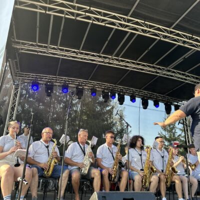 Zbliżenie saksofonistów i kapelmistrza w trakcie koncertu