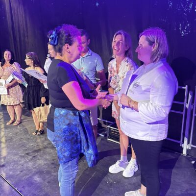 Jedna z laureatek odbiera gratulacje od jury