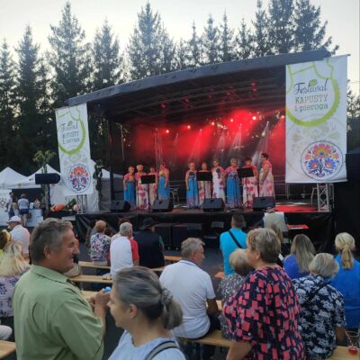 Publiczność oklaskuje panie z zespołu Lejdis