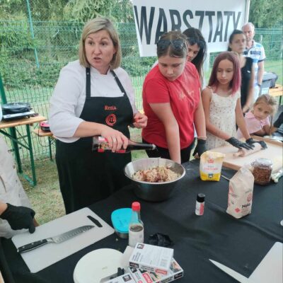 Uczestniczka programu MasterChef podczas zajęć publicznością