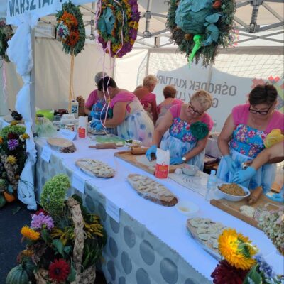 Warsztaty lepienia pierogów prowadzone przez zespół Lejdis