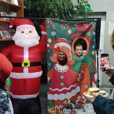 Uczestnicy Tradycji na ściance zdjęciowej