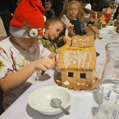 Dzieci podczas robienia domków z piernika