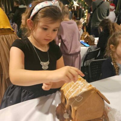 Dziewczynka podczas pracy nad swoim domkiem