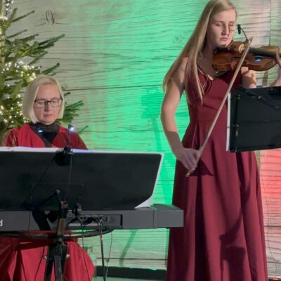 Skrzypaczka w czasie koncertu, z akompaniatorem pianistki