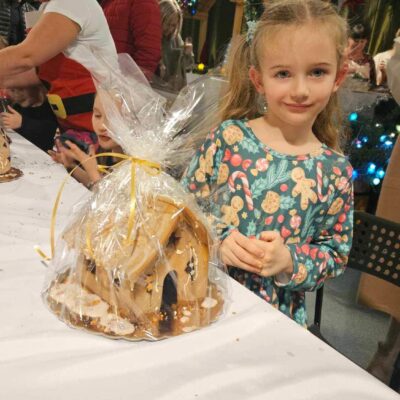 Gotowy dom piernikowy z wykonawczynią