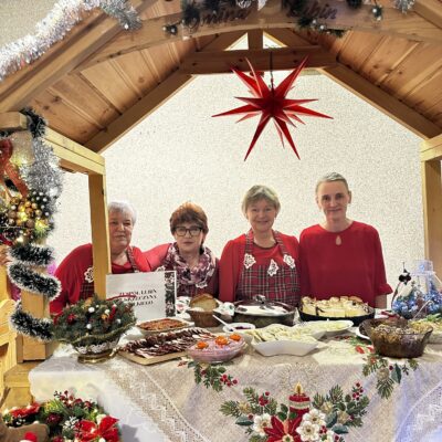 Panie z Krzeczyna Wielkiego przedstawiające swoje wyroby