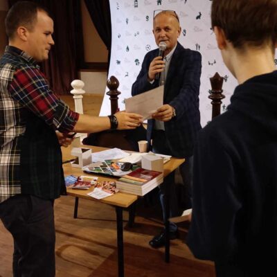 Zbigniew Pakleza wręcza dyplom udziału jednemu z uczestników