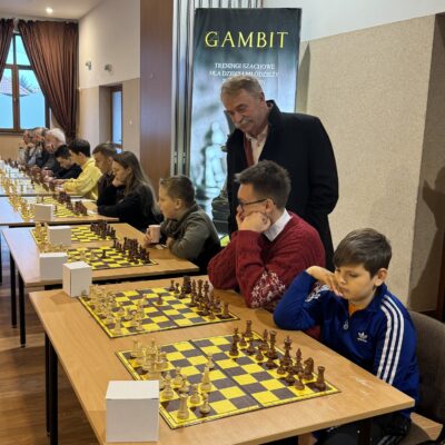 Wójt Gminy Lubin Tadeusz Kielan obserwuje trwające zmagania