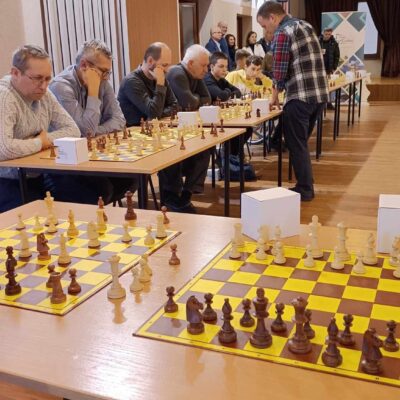 Zmagania z arcymistrzem pochłaniają i młodzież i starszych