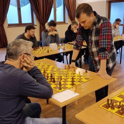 Chwila zastanowienia arcymistrza przed kolejną planszą gry