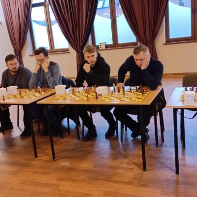 Dorośli uczestnicy oczekujący na kolejny ruch