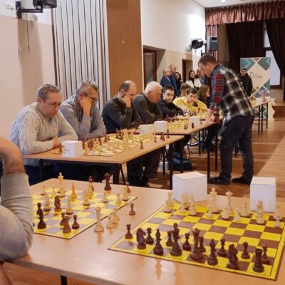 Końcówka zmagań z fascynatami gry w szachy