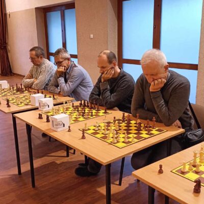 Ostatnie przemyślenia nad ruchem nad szachownicą przez dorosłych