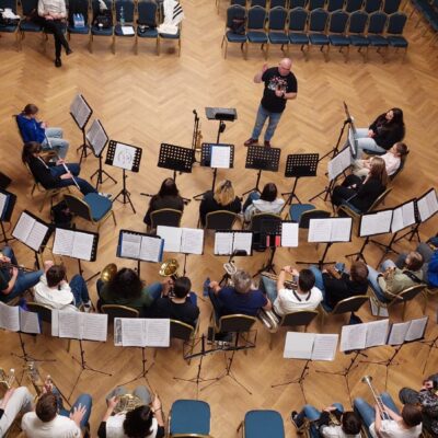 zdjęcie całości uczestników zajęć orkiestralnych