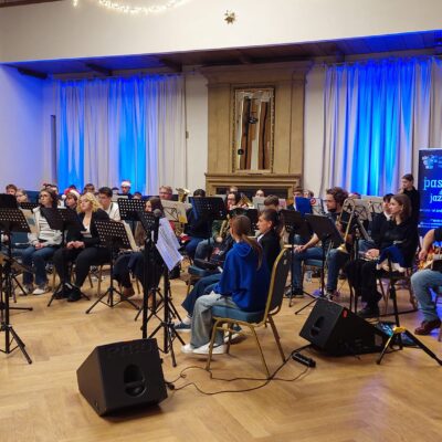 ujęcie części orkiestry podczas pracy