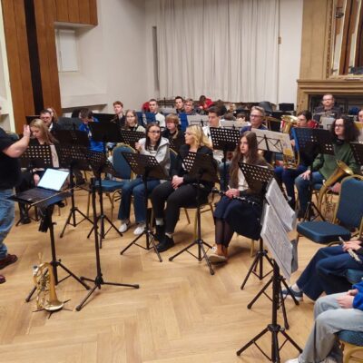 członkowie orkiestry podczas zajęć