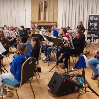 Próba orkiestry. Członkowie zespołu podczas ćwiczeń