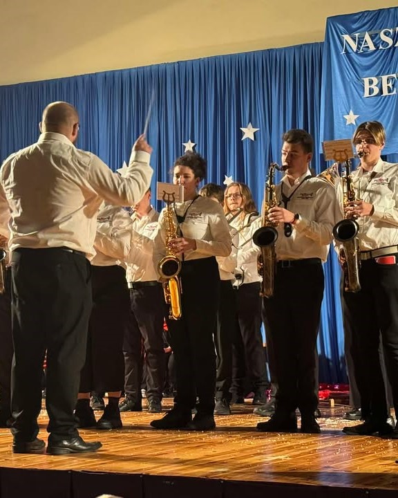 Młodzieżowa Orkiestra Dęta Gminy Lubin na scenie podczas koncertu.