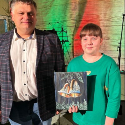 Zwyciężczyni Konkursu na Kartkę Świąteczną z Przewodniczącym Rady Gminy