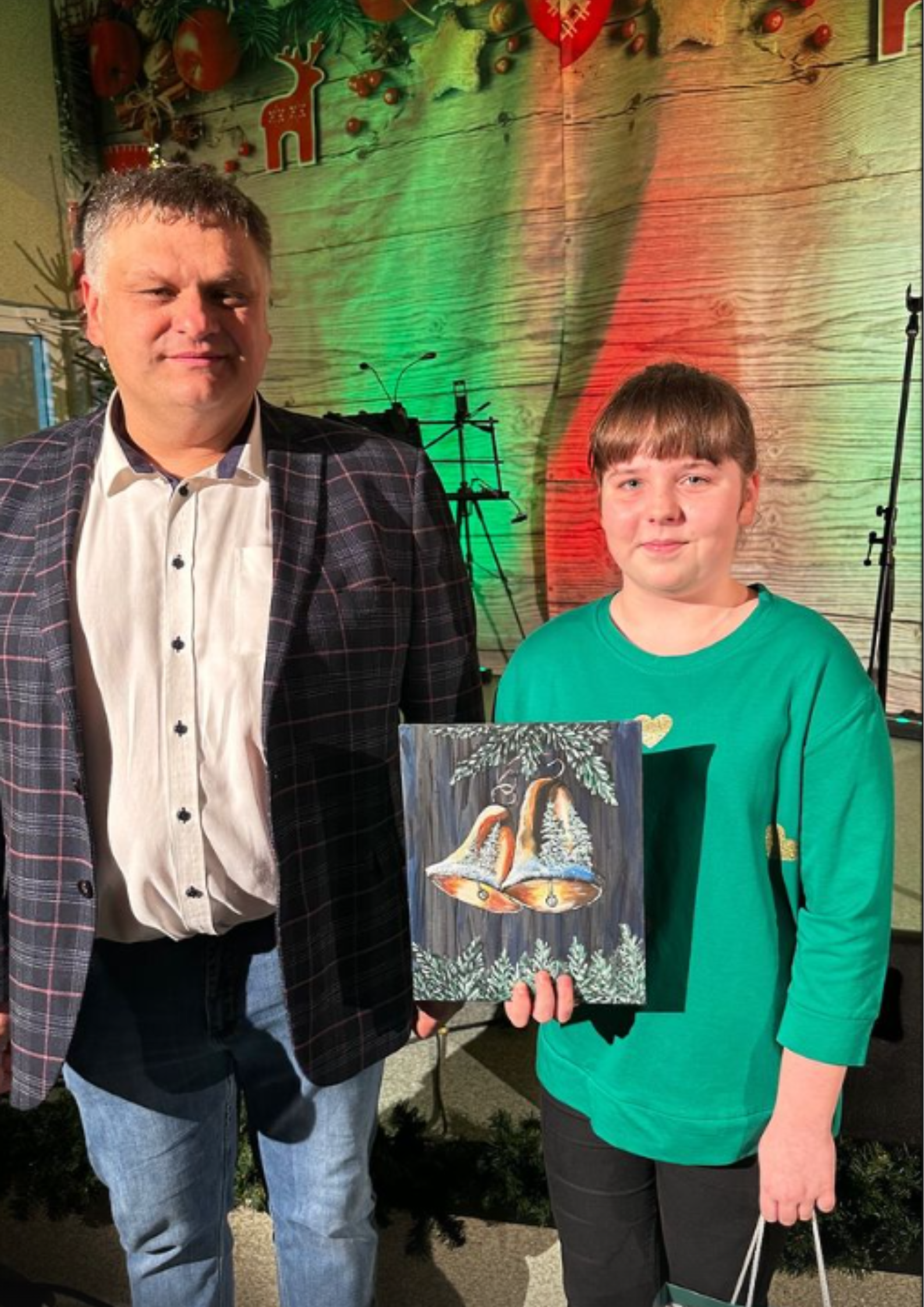 Zwyciężczyni Konkursu na Kartkę Świąteczną z Przewodniczącym Rady Gminy