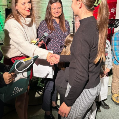 Wręczanie nagrody uczestniczce konkursu