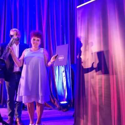 Lucyna Franczak na scenie, podczas odbierania nagrody