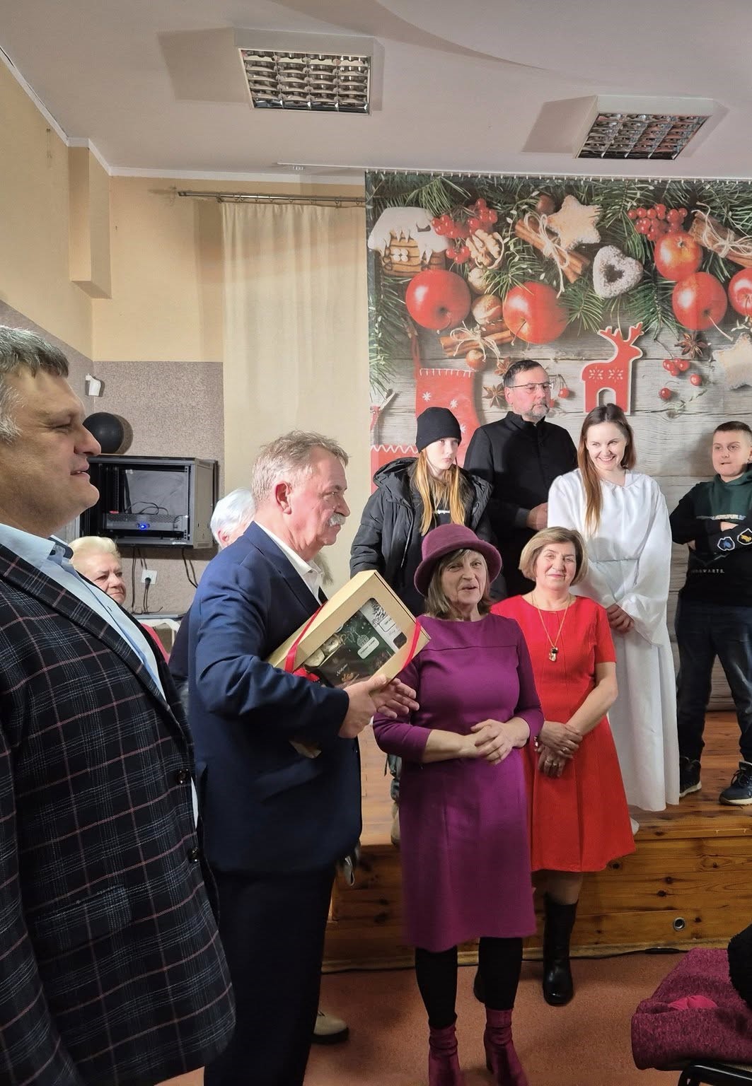 Wójt Tadeusz Kielan wraz z Radnym Norbertem Grabowskim wręczają podziękowanie Pani Teresie Kot za występ.