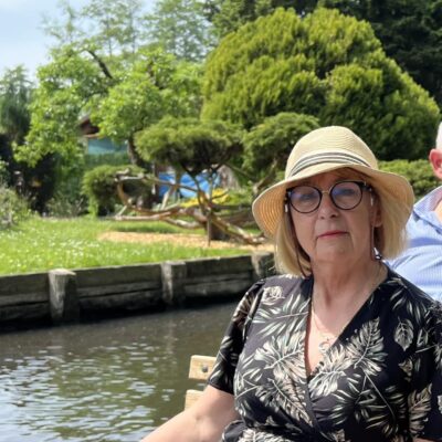 Anna Rawska na tle stawu