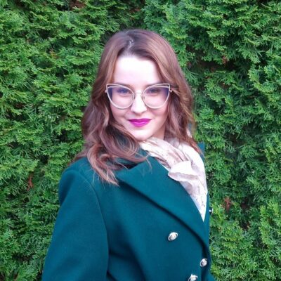 Klaudia Jędrak na tle zieleni