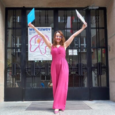 Klaudia Jędrak przed wejściem na uczelnię