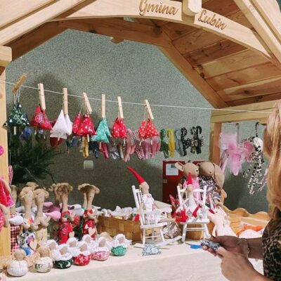 Prace Elżbiety Wojs na stoisku wystawienniczym