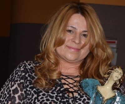 Elżbieta Wojs ze statuetką Anioła Kultury