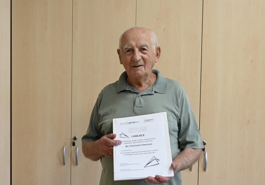 Franciszek Hawrysz ze swoim dyplomem