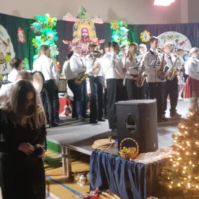 Młodzieżowa Orkiestra Dęta Gminy Lubin na scenie podczas koncertu.