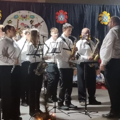 Orkiestra podczas występu na scenie.