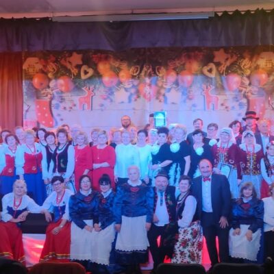 Zdjęcie grupowe wszystkich zespołów grających przy Ośrodku Kultury Gminy Lubin wraz z gośćmi.