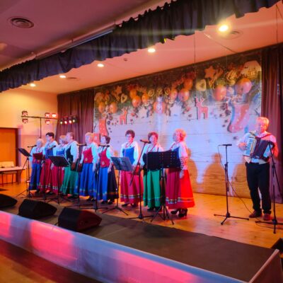 Zespół Koniczynki z Miłoradzic w folkowych sukienkach.