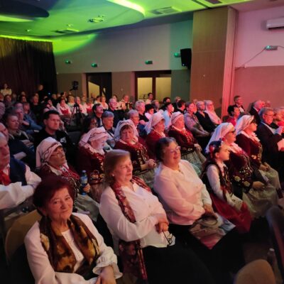 Tłum gości siedzących na widowni wraz z zaproszonymi zespołami.
