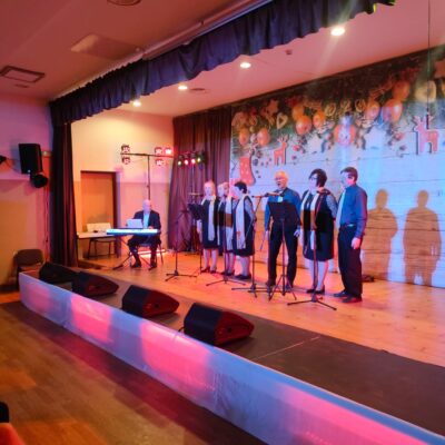 Zespół Siedlecka Nuta na scenie. Cztery kobiety i trzech mężczyzn jeden z nich gra na organach.